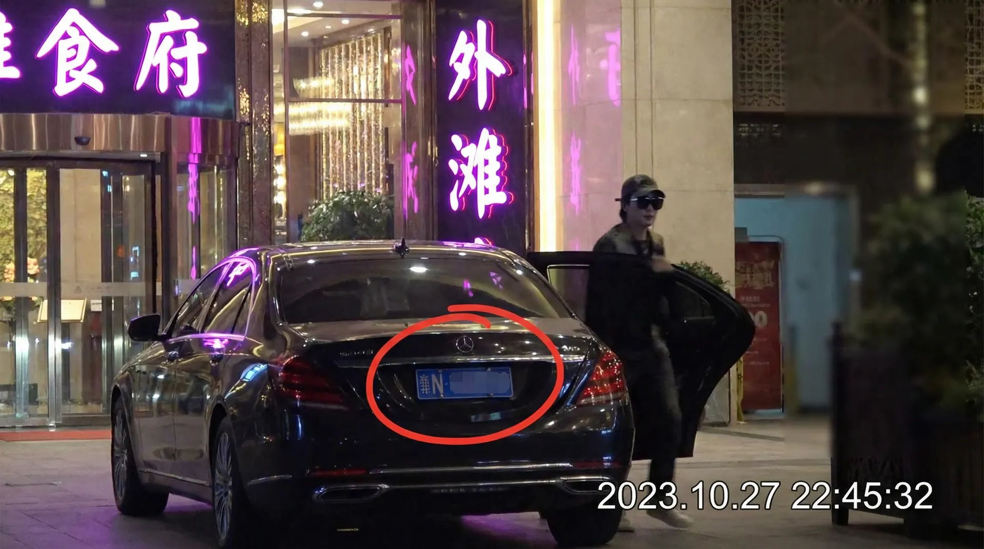 吃瓜视频官网-全网热搜|吃瓜聚集地|实时爆料|吃瓜视频平台 - 豪车餐厅外偷拍